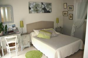 a bedroom with a bed and a desk and a mirror at Une Chambre à la Campagne in Nantes