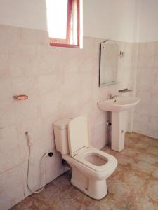 Et badeværelse på Dinesh Guest House