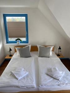 Ліжко або ліжка в номері Ferienhaus am Yachthafen