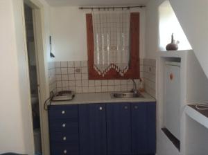 a small kitchen with a sink and a window at San Giorgio in Agios Georgios