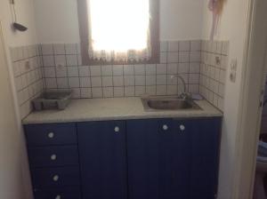 a small kitchen with a sink and a window at San Giorgio in Agios Georgios