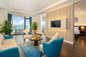 Televisyen dan/atau pusat hiburan di Canvas Danang Beach Hotel