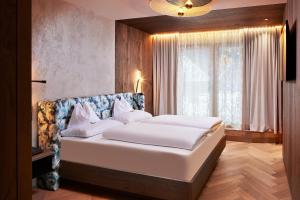 Ein Bett oder Betten in einem Zimmer der Unterkunft Hotel Neue Post