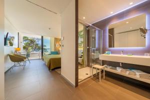 Voodi või voodid majutusasutuse Bluesun hotel Berulia toas