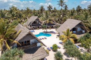 uma vista aérea de um resort com uma piscina e palmeiras em Marafiki Beach Hotel & SPA em Matemwe