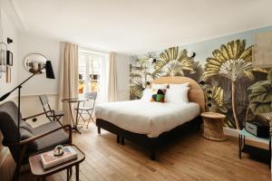 - une chambre avec un lit, un bureau et une chaise dans l'établissement My Maison In Paris - Louvre, à Paris
