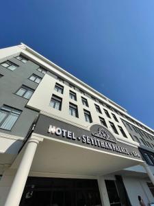 ein Hotelschild auf der Vorderseite eines Gebäudes in der Unterkunft Seyithan Palace Spa Hotel in Istanbul