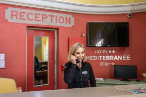 une femme qui parle sur un téléphone portable dans un bureau dans l'établissement Hôtel Miléade Méditerranée - Port-Fréjus, à Fréjus