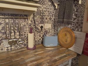 A kitchen or kitchenette at Longbridge Cottage