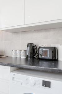 encimera de cocina con tostadora en 2 Bedroom serviced apartment, en Londres