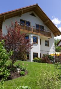 une maison avec un balcon au-dessus d'une cour dans l'établissement Ferienwohnung Schlossblick, à Eisfeld