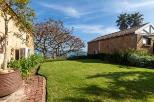 Dutton's Cove Guest House外面的花园