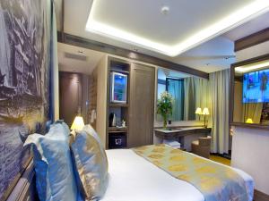 a hotel room with a bed and a desk at AHC Ayasofya Hotel - Special Class in Istanbul +45 photos