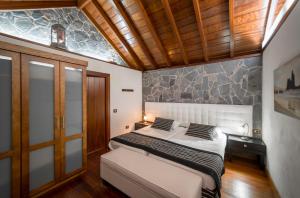 A bed or beds in a room at CASA RURAL EL LAGAR TENERIFE Még 14 kép