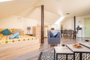 sala de estar con cama y comedor en Utopia - GOLDEN TREE - WIFI - 20min St-Croix & Center Parcs, en Sarrebourg