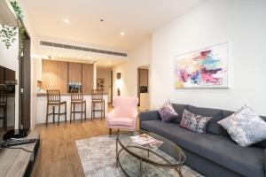 Posezení v ubytování Luton Vacation Homes - Luxury & High floor 2BR , Jumeirah Living Marina Gate 3 - 48AB07