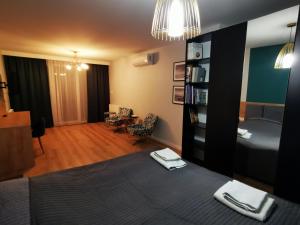 una camera da letto con un letto e un soggiorno di Leśny Apartament Nad Zalewem a Kielce Altre 40 foto