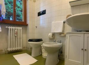 A bathroom at Villa Dei Cedri