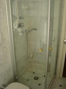Un baño con ducha y WC. en Sotto Fiesole, en Florencia