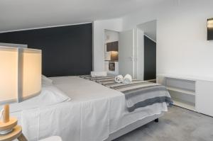 En eller flere senge i et værelse på Apartmani Ana 2 i 3