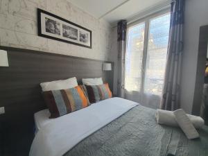 Ένα ή περισσότερα κρεβάτια σε δωμάτιο στο HOTEL SAVOY