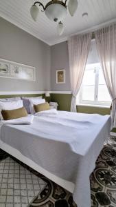 Un pat sau paturi într-o cameră la Villa Marienholm