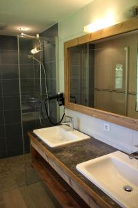 a bathroom with two sinks and a mirror at Appartement Gleiminger in Forstau