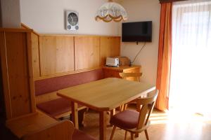 - une salle à manger avec une table et des chaises en bois dans l'établissement Appartement Gleiminger, à Forstau