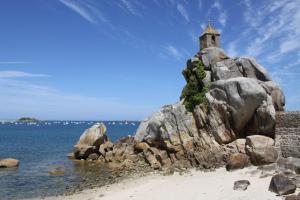 eine kleine Kapelle auf einem Felsen am Strand in der Unterkunft Gite de Ker Ravel in Penvénan