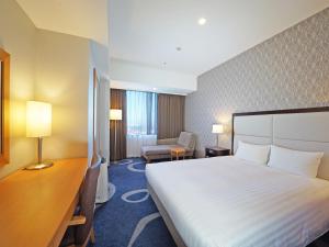Postel nebo postele na pokoji v ubytování LOISIR HOTEL SHINAGAWA SEASIDE