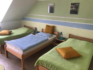 two beds in a room with green and orange at Naturfreundehaus Gelsenkirchen in Gelsenkirchen +51 photos