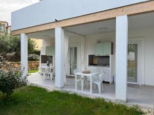 a patio with a table and chairs and a kitchen at Al Mare da Francesca in Olbia