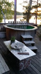 uma mesa e cadeiras num deque com piscina em Vristulvens äventyrscenter em Mariestad