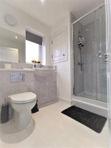 Large family room suitable for 4 Close to CC