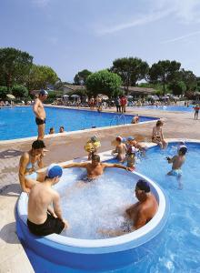 un grupo de personas jugando en una piscina en Camping Cisano - San Vito, en Bardolino