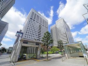 un grupo de edificios altos en una ciudad en LOISIR HOTEL SHINAGAWA SEASIDE, en Tokio