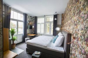 a small bedroom with a bed and a window at aappartel APARTHOTEL Herford in Herford