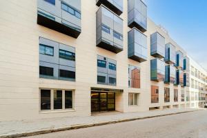 マドリードにあるFrancisco Remiro Fabulous Furnished Apartments in Guindaleraの通り窓のあるオフィスビル