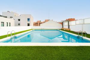 The swimming pool at or close to Francisco Remiro Fabulous Furnished Apartments in Guindalera