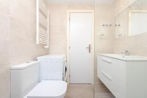 A bathroom at Francisco Remiro Fabulous Furnished Apartments in Guindalera