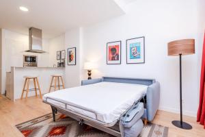 A bed or beds in a room at Francisco Remiro Fabulous Furnished Apartments in Guindalera
