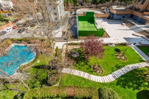 an overhead view of a garden with a swimming pool at Premium Accomodation in La Rosaleda Area - Madrid in Madrid
