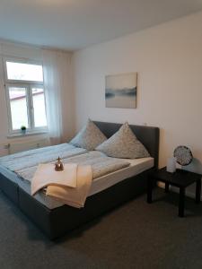 een slaapkamer met een bed en een dienblad bij Apartment Bona Loca in Aschersleben