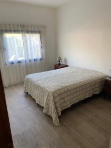 un dormitorio con una cama y una ventana en Casa EBEL, en Alpa Corral