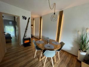 Posedenie v ubytovaní SPA Apartament Jenny Ski&Fun widok na Skrzyczne i skocznię "Skalite"