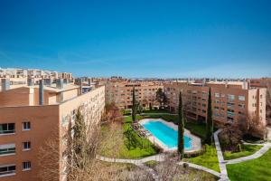 una vista aérea de un complejo de apartamentos con piscina en Los Castaños Design Apartments in Conde Orgaz Area en Madrid