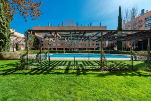 un pabellón con piscina en un parque en Los Castaños Design Apartments in Conde Orgaz Area, en Madrid