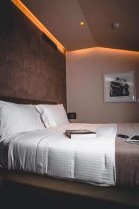 Pokój hotelowy z dużym łóżkiem z białą narzutą w obiekcie Margutta 19 - Small Luxury Hotels of the World w Rzymie +17 zdjęć