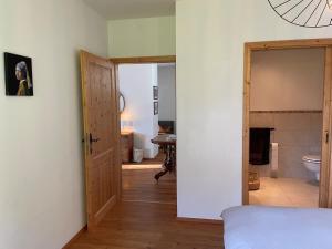 sypialnia z drzwiami otwieranymi do łazienki w obiekcie DOLCEVITA - Family Aparment 300 m from ski slope w mieście Bad Kleinkirchheim