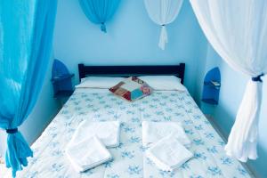 een blauwe slaapkamer met een bed met blauwe muren bij Casa Doria in Léntas